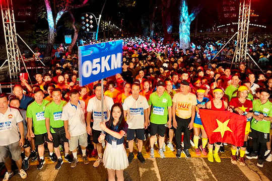 Hơn 13.000 người tập trung ở Ngọ Môn tham gia giải chạy “Nâng bước em đến trường”