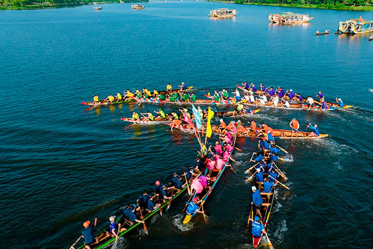 Hàng nghìn người đến xem, cổ vũ đua ghe truyền thống trên sông Hương